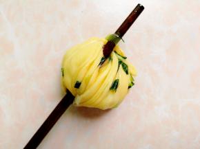 筷子朝上，压下去