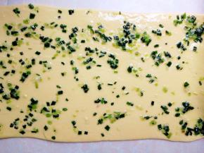 抹上刚刚准备好的葱油