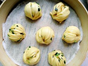 放上蒸笼，发酵至两倍大，冷水上锅，上汽后蒸十五分钟，关火后等气散净再揭开盖子