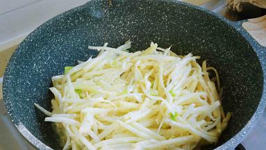 热锅凉油，加入土豆丝