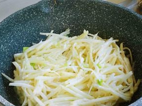 热锅凉油，加入土豆丝