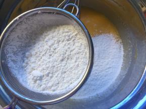 筛入低粉，Z字形搅拌，不能画圈搅拌，会起筋