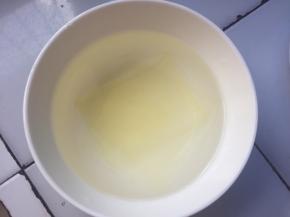 现在做慕斯液，将吉利丁片放冷水中泡软