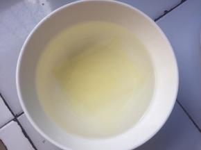 现在做慕斯液，将吉利丁片放冷水中泡软