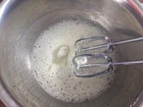 蛋白加入柠檬汁，低速打发至粗泡状态，加入三分之一白砂糖