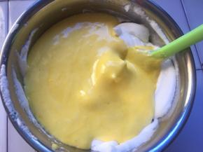 倒回蛋白盆中继续搅拌均匀