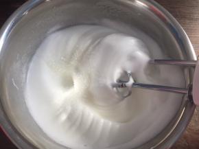 然后高速打发至有纹路状态，加入最后的白砂糖