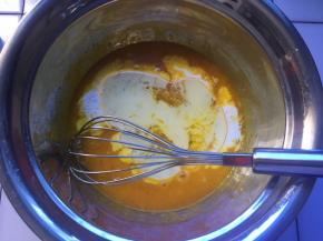 加入玉米油和纯牛奶搅拌均匀