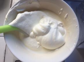 分一半的淡奶油到酸奶中搅拌均匀