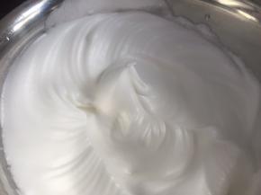 打发至9分发，拉起打蛋头有弯勾状态