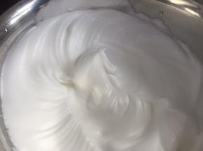 打发至9分发，拉起打蛋头有弯勾状态