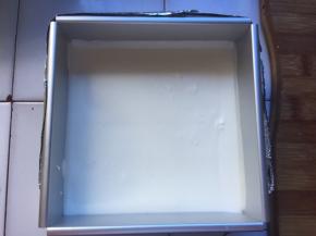 先倒入酸奶慕斯液，放入冰箱冷冻10分钟，不着急就放冷藏半小时也会凝固