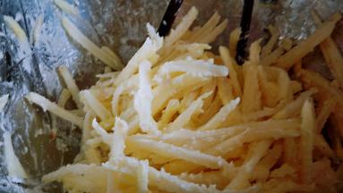 面粉不要太多，就像这样，薄薄地裹一层就好