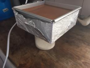 冷藏好后，脱模就可以了，用吹风在周围吹上1分钟，即可脱模