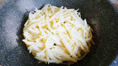 不要压，让它有蓬松的空间，只需用锅铲将周围轻轻整成圆形即可