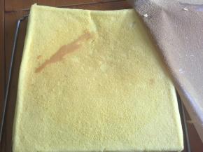 出炉倒扣烤网上，撕掉油纸，待凉备用