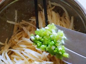 加入香葱碎拌匀