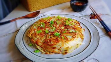 一道葱香味十足的美味土豆丝饼就做好了，蘸上蒜汁，特别美味