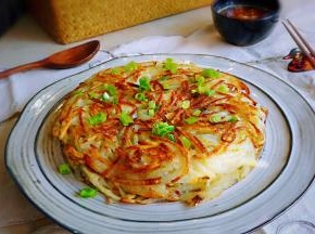 一道葱香味十足的美味土豆丝饼就做好了，蘸上蒜汁，特别美味