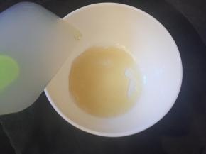 挤掉水份，隔热水融化成液体