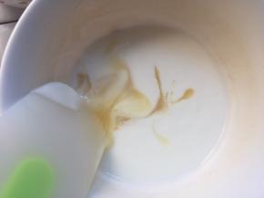 将一片半的吉利丁片倒入酸奶中，搅拌均匀