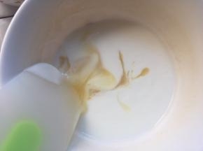 将一片半的吉利丁片倒入酸奶中，搅拌均匀