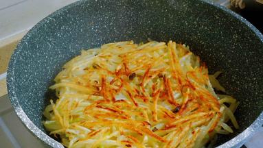 翻面，加盖继续小火焖煎六七分钟，煎至两面金黄色，即可出锅