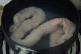 肥肠清洗干净，放入开水锅中焯水两分钟