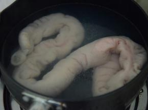 肥肠清洗干净，放入开水锅中焯水两分钟