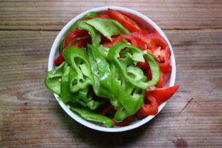 青红椒洗净切好