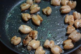 将肥肠入锅，小火煸至微黄