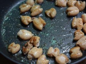 将肥肠入锅，小火煸至微黄