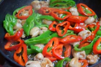 倒入青红椒，翻炒两三分钟