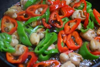 加入蚝油和生抽，继续翻炒两分钟左右