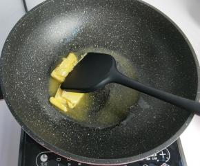 准备不粘锅，小火加热，放入黄油融化。
