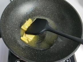 准备不粘锅，小火加热，放入黄油融化。