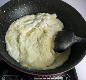 
5.加入澳优珀淳奶粉，轻轻拌制融化。（这款澳优珀淳奶粉源自澳洲，是宝宝常喝的一款进口奶粉，日常除了可以喝以外，制作美食的时候也添加进去，宝宝吃的时候既口味熟悉，食品安全也无忧。）
