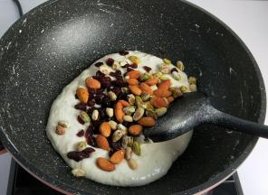 加入蔓越莓与坚果，搅拌均匀。