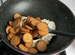 最后加入饼干。