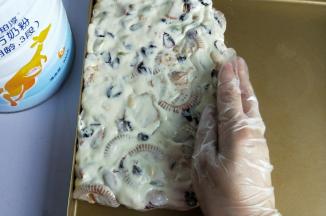 放入不粘盘中，戴上手套整形成方块。