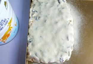 趁热两面筛上一层奶粉。