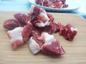 牛肉切小块，可以买嫩一点的，虽然价格贵了那么一点，不过为了吃，也是可以的，牛肉要横着切，牛肉质老，筋多、必须横着纤维纹路切，以便于烹制适口菜肴。如果顺着纹路切，筋腱会保留下来，烧熟后肉质柴，咀嚼不烂