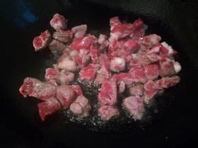 锅里放一点油，放牛肉块翻炒