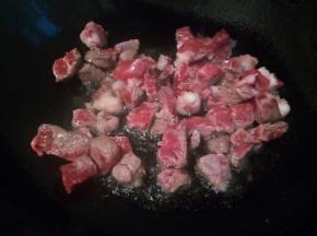 锅里放一点油，放牛肉块翻炒