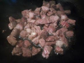 把牛肉的水分翻炒出来，再盛盘