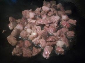 把牛肉的水分翻炒出来，再盛盘