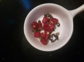 锅里放油，加干辣椒段，花椒少许