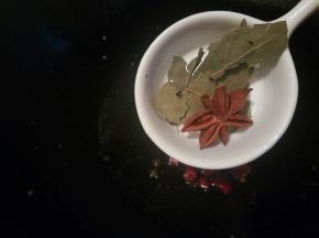 大料一粒，香叶少许