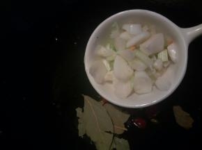 葱白可以多放一点，小火炒香香料