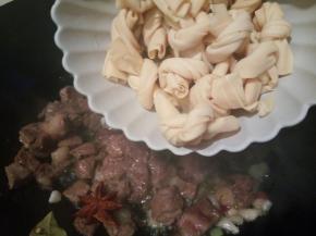 再放牛肉跟千张结一起翻炒